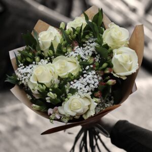Kytice 7 bilých růží 70 cm